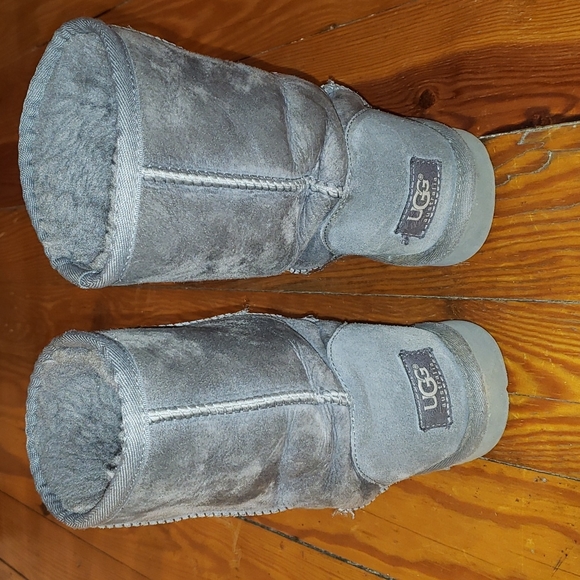 UGG Classic Short 2 Boot, Sized 6 in Grey. - Picture 5 of 9